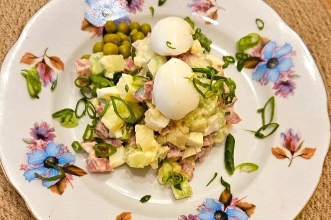 Салат Оливье с колбасой