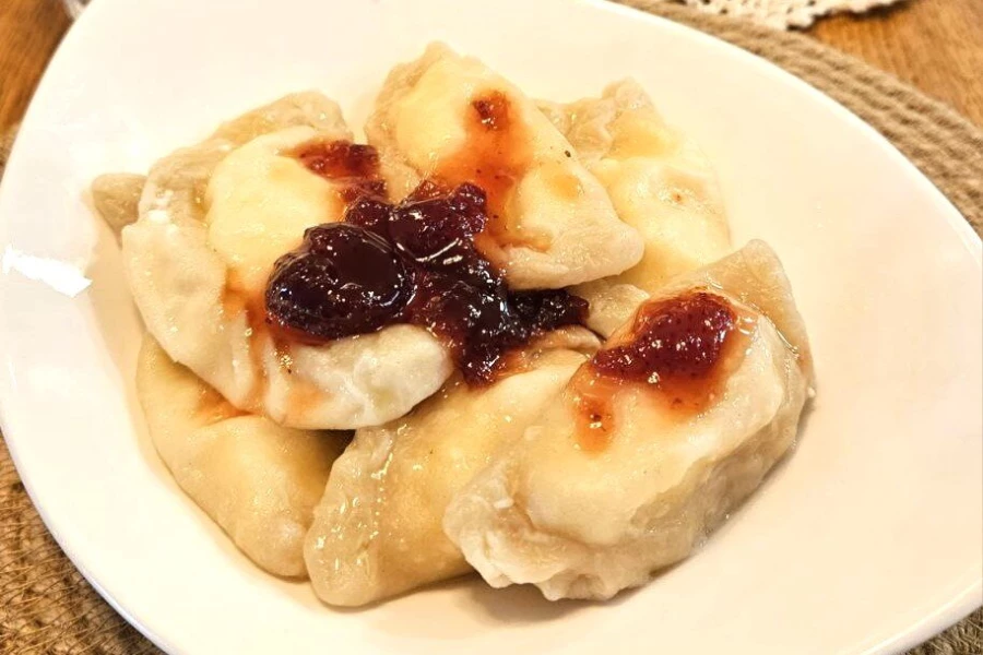 Вареники с творогом и сметаной