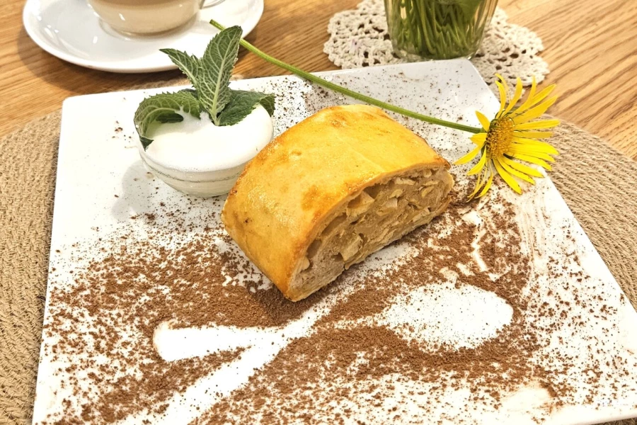 Штрудель классический с яблоком и мороженым