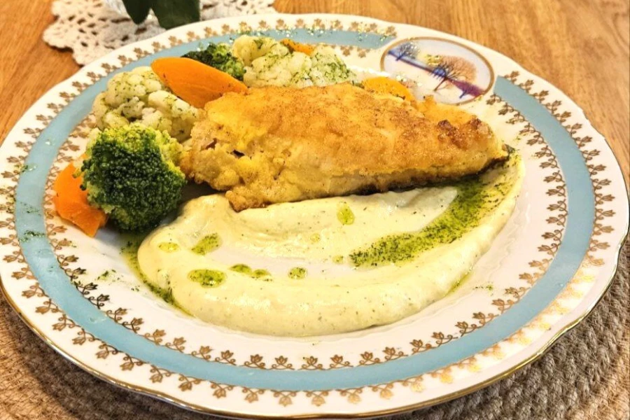 Судак волжский жареный с овощами на пару и соусом тар-тар