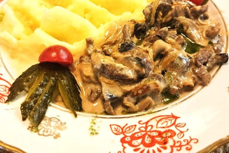 Бефстроганов с  романовскими солеными огурцами (Гарнир на выбор)