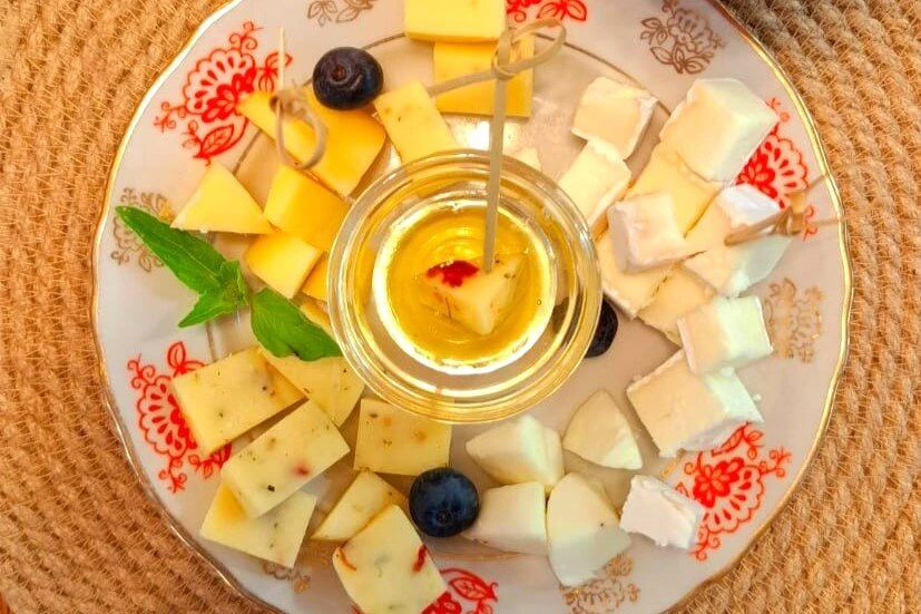 Сырная нарезка с медом