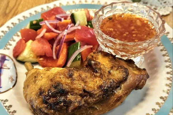 Фермерская запеченная курица с овощами и соусом