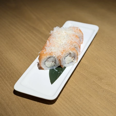 Ролл с креветкой, угрем и пармезаном