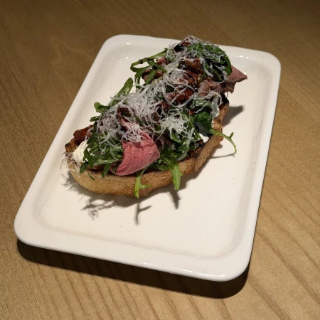 Брускетта с ростбифом