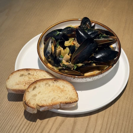 Мидии Том ям