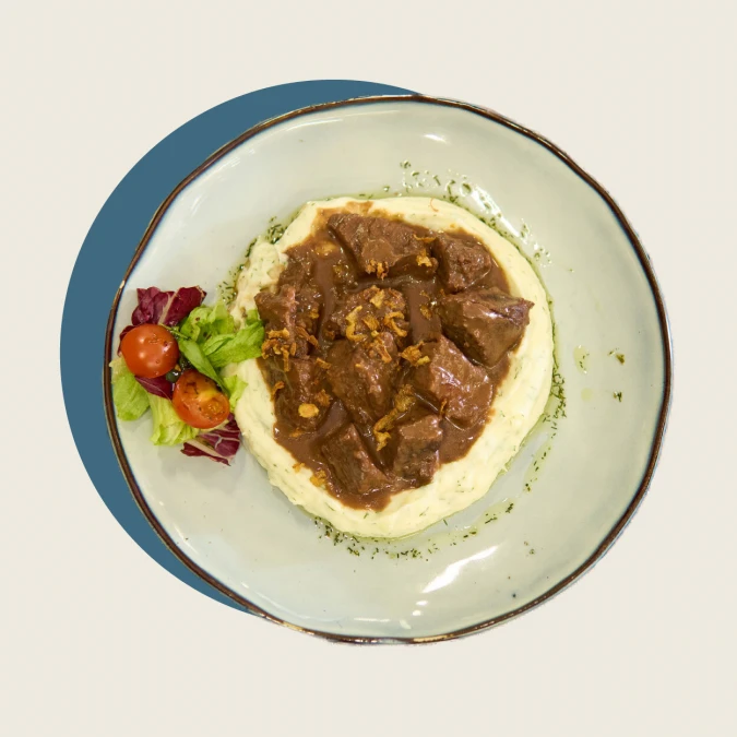 Говяжьи щечки с мятым картофелем и винным соусом