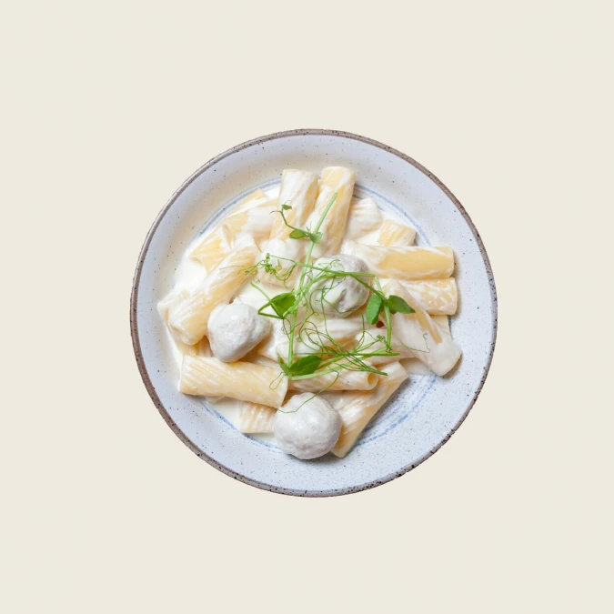 Паста с куриными фрикадельками в сливочном соусе