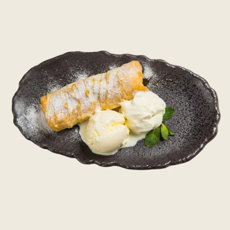 Штрудель яблочный с шариком мороженного пломбир