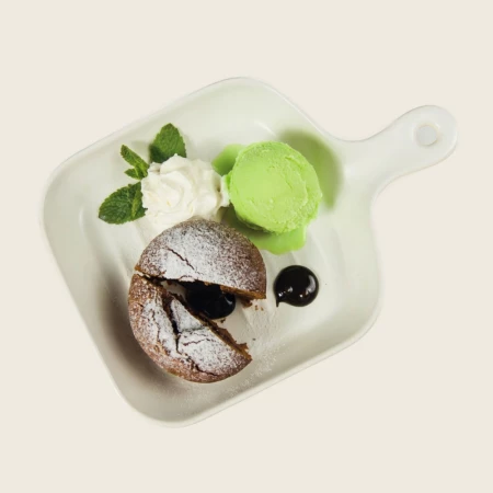 Шоколадный фондан с шариком фисташкового мороженного 