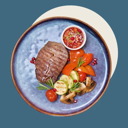 Стейк из телятины с печеными овощами