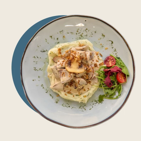 Телячий язык с картофельным пюре и грибным соусом