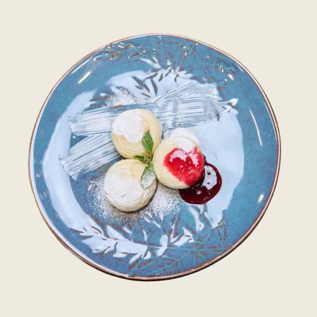 Творожные сырники со сметаной