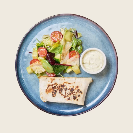 Филе трески в лаваше с овощным салатом и соусом тар-тар