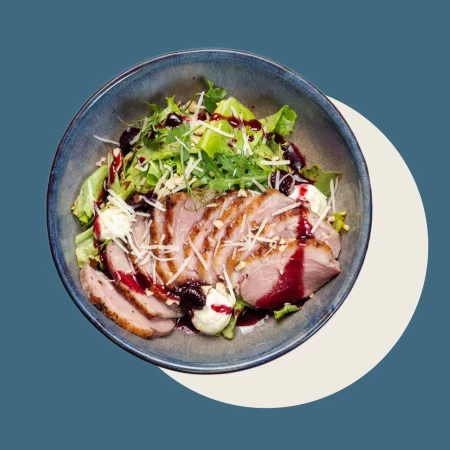 Салат с уткой и вишневым соусом