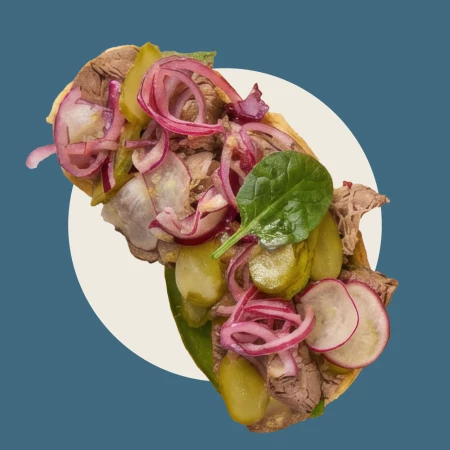 Брускетта с ростбифом в медово-горчичном соусе 