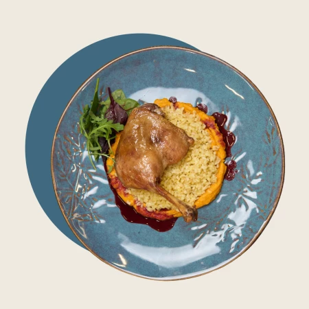 Утиная ножка конфи с морковным кремом и булгуром я ягодном соусе