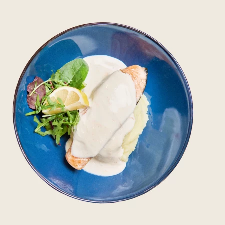 Лосось с картофельным пюре в сливочном соусе