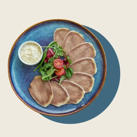 Язык отварной со сливочным соусом