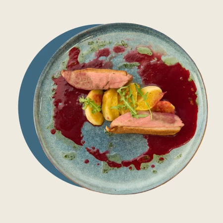 Филе утки с яблоками и апельсинами под ягодным соусом