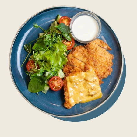 Шницель куриный с микс салатом и сливочным сырным соусом