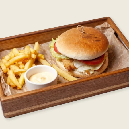 Бургер с куриным шницелем и картофелем фри