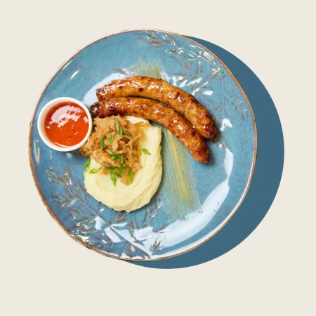Колбаски-гриль с тушеной капустой, картофельным пюре и соусом сладкий чили