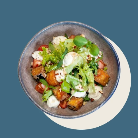 Салат с хрустящими баклажанами и томатами