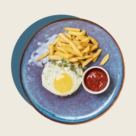 Рубленный бифштекс с яйцом