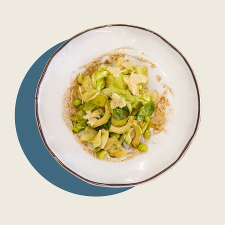 Зеленый салат с бобами эдамаме