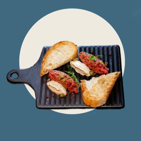 Тар-тар из говядины с брускеттой