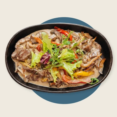 Телятина с баклажанами в винном соусе на сковороде