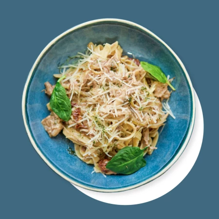 Паста с томлеными щечками, вялеными томатами и грибами