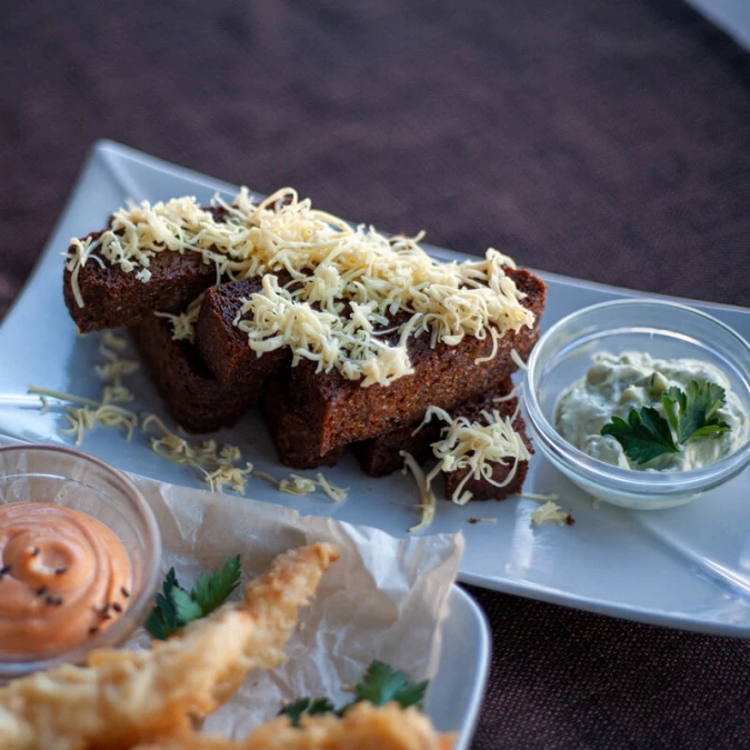 Чесночные гренки с сыром Гауда и соусом ранч