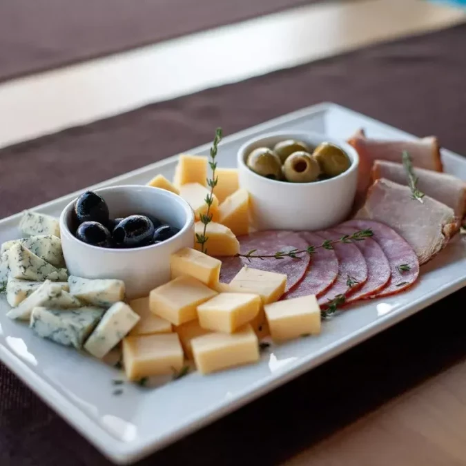 Сыры и мясные деликатесы