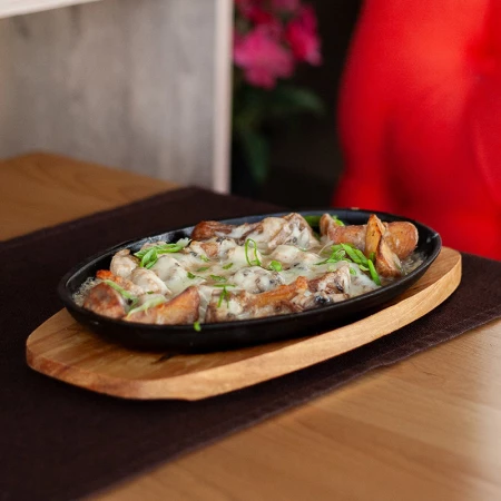 Сковородка с курицей и грибным соусом