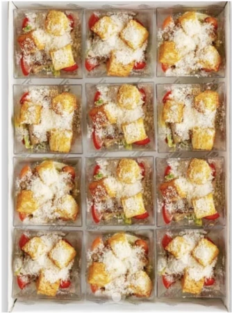 Салаты Цезарь с куриным бедром