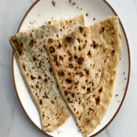 Лепешка с сыром и томатом