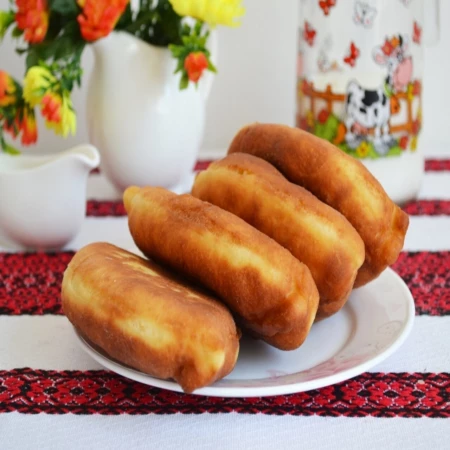 Пирожок с луком и яйцом жареный 100гр