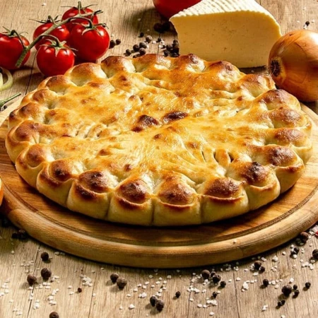 Пирог осетинский с мясом, сыром и помидором 1кг