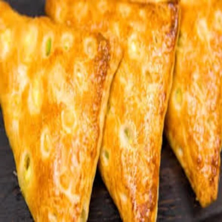 Пирожок с луком и яйцом жареный 100гр