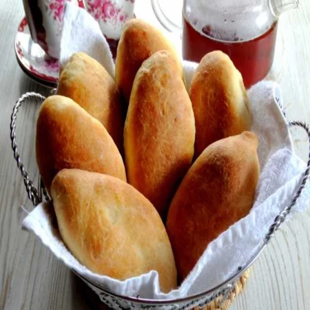 Пирожок с колбасой и соусом тартар печёный 100 гр