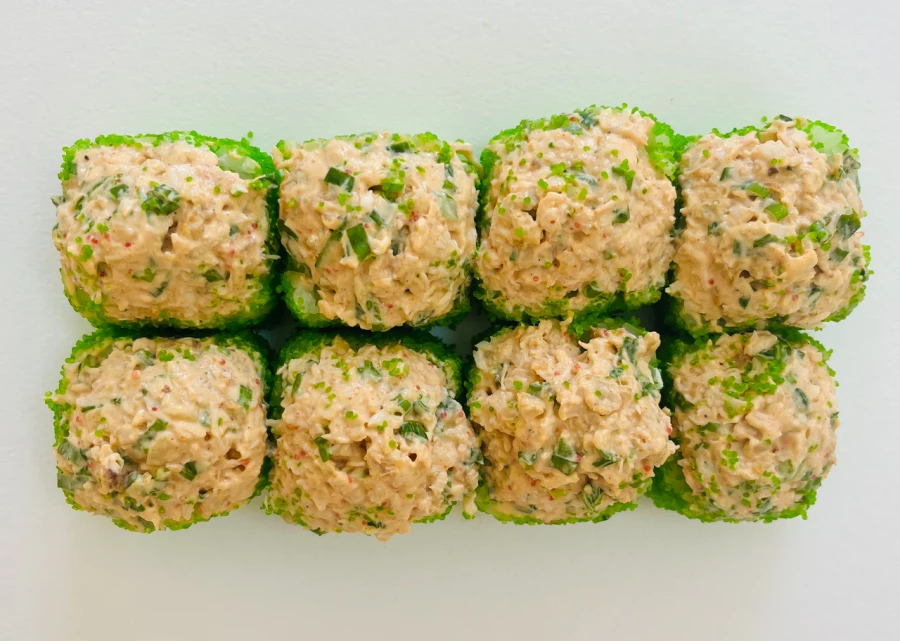 Ролл с курицей и зеленым луком