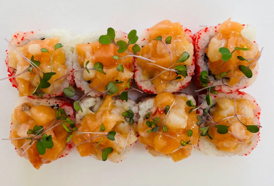 Ролл манго с креветкой и лососем