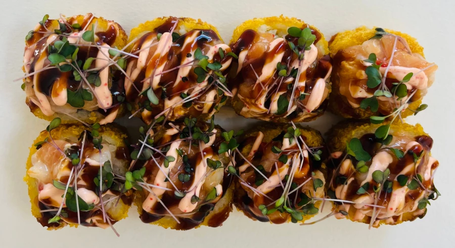 Темпура манго с креветкой и лососем