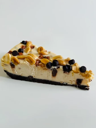 Чизкейк с карамелью и арахисом