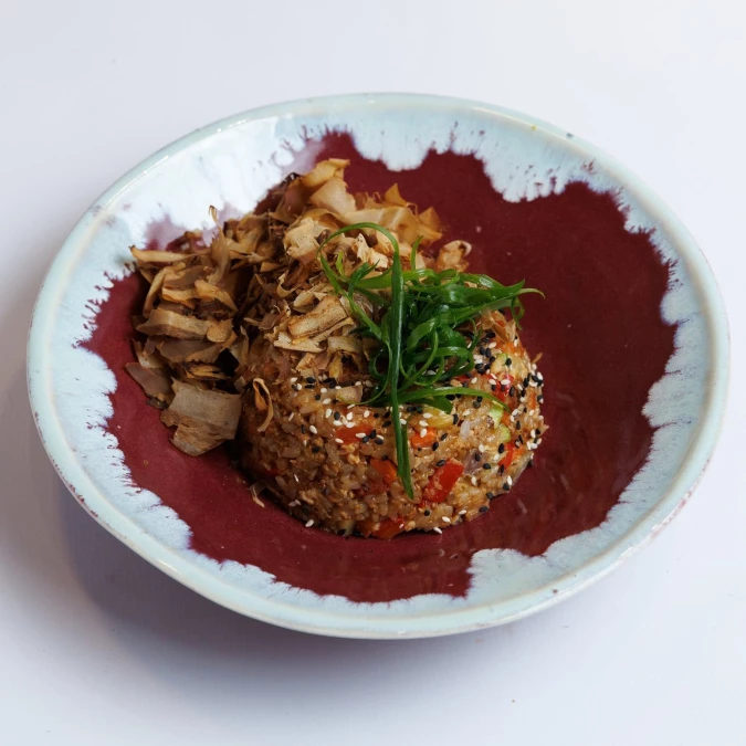 Жаренный рис с цыпленком, овощами и ростками сои