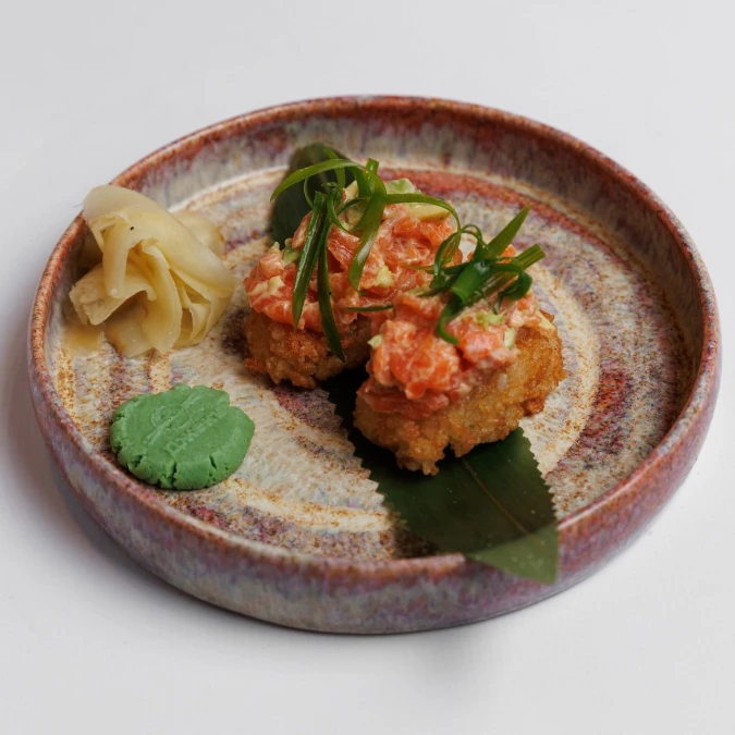 Суши жареные с лососем 80г