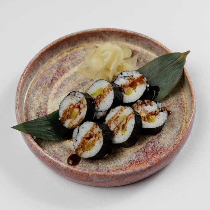 Маки с угрем и такуаном 110 г