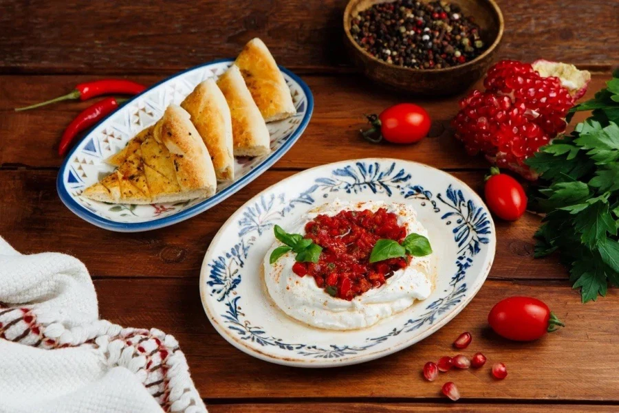 Взбитый сыр с овощной сальсой